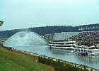 Verkehrsfreigabe des Kanals an der Europäischen Wasserscheide bei Pierheim, am 25.09.1992, Kanal-km 102,2. : Europäische Wasserscheide, Publikum, Ausflugsschiff, Wasservorhang